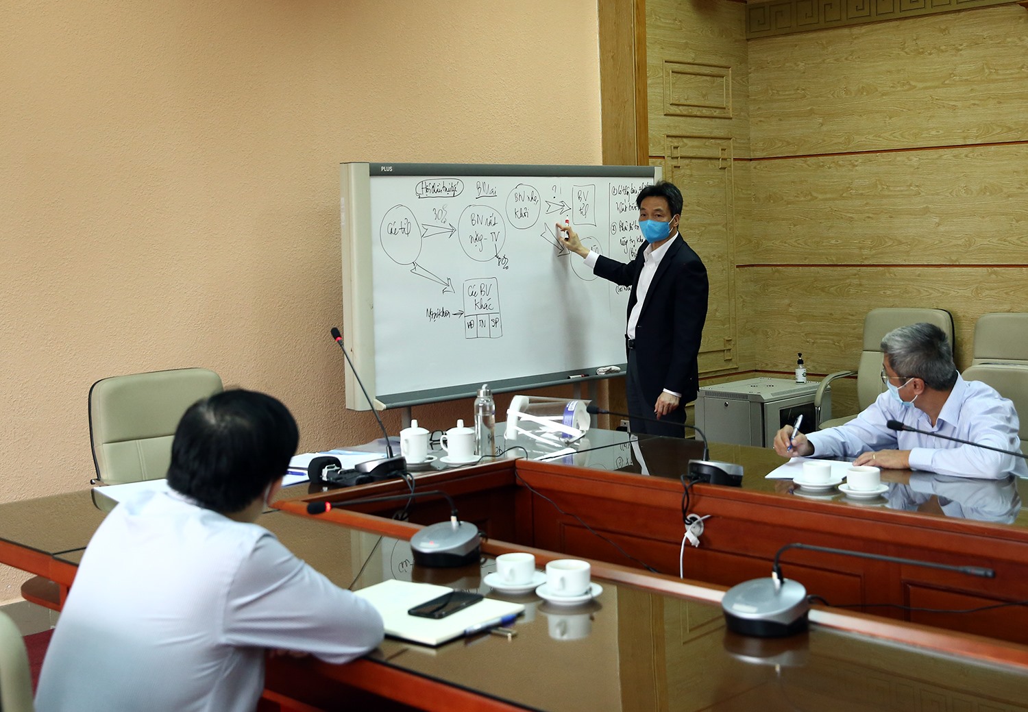 Phó Thủ tướng Vũ Đức Đam trao đổi với lãnh đạo Bộ Y tế về tình hình Bệnh viện Bạch Mai trong cuộc họp sáng 30/3. Ảnh: VGP/Đình Nam