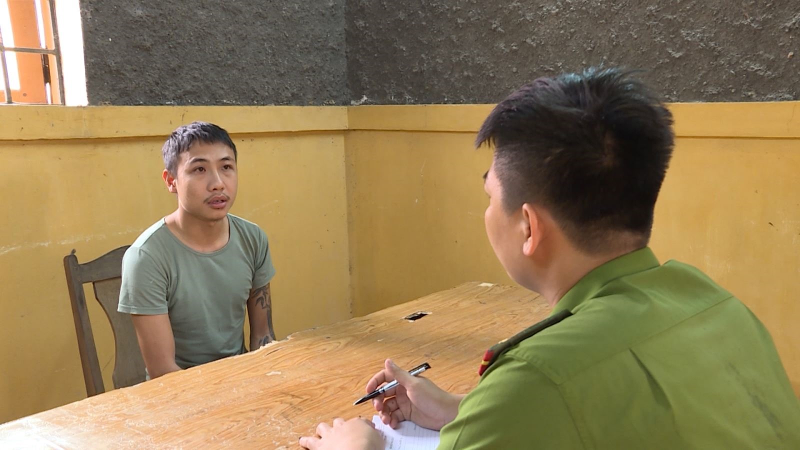 Cơ quan công an hỏi cung một đối tượng trong vụ án.