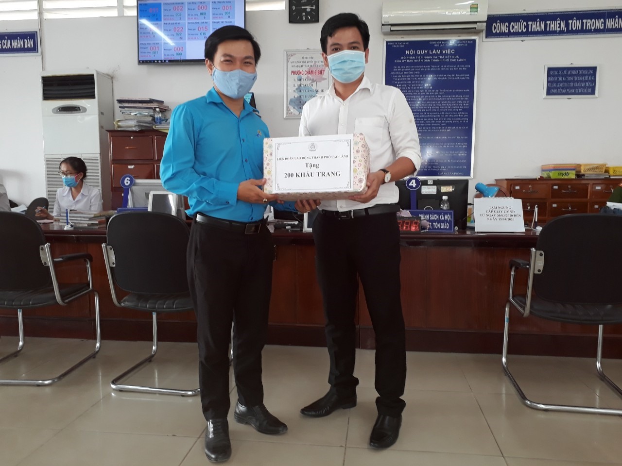 PCT LĐLĐ TP Cao Lãnh Đoàn Trung Hiếu tặng khẩu trang cho CĐCS Văn phòng HĐND và UBND Thành Phố. Ảnh: Trung Hiếu