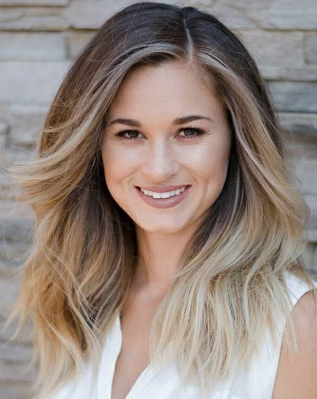 Chưa bao giờ bị hạ nhiệt là kiểu tóc tầng layer xoăn chữ C. Ảnh nguồn: Hair Adviser.