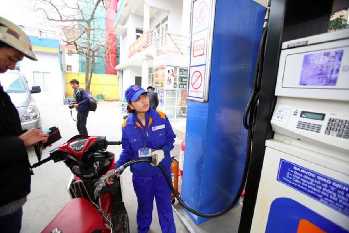 Nhiều người cho rằng giá xăng trong nước không giảm tương xứng với giá xăng thế giới. Ảnh: ST