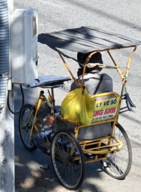 Bạc Liêu không để người bán vé số tạm nghỉ bán rơi vào thiếu đói. Ảnh: Nhật Hồ