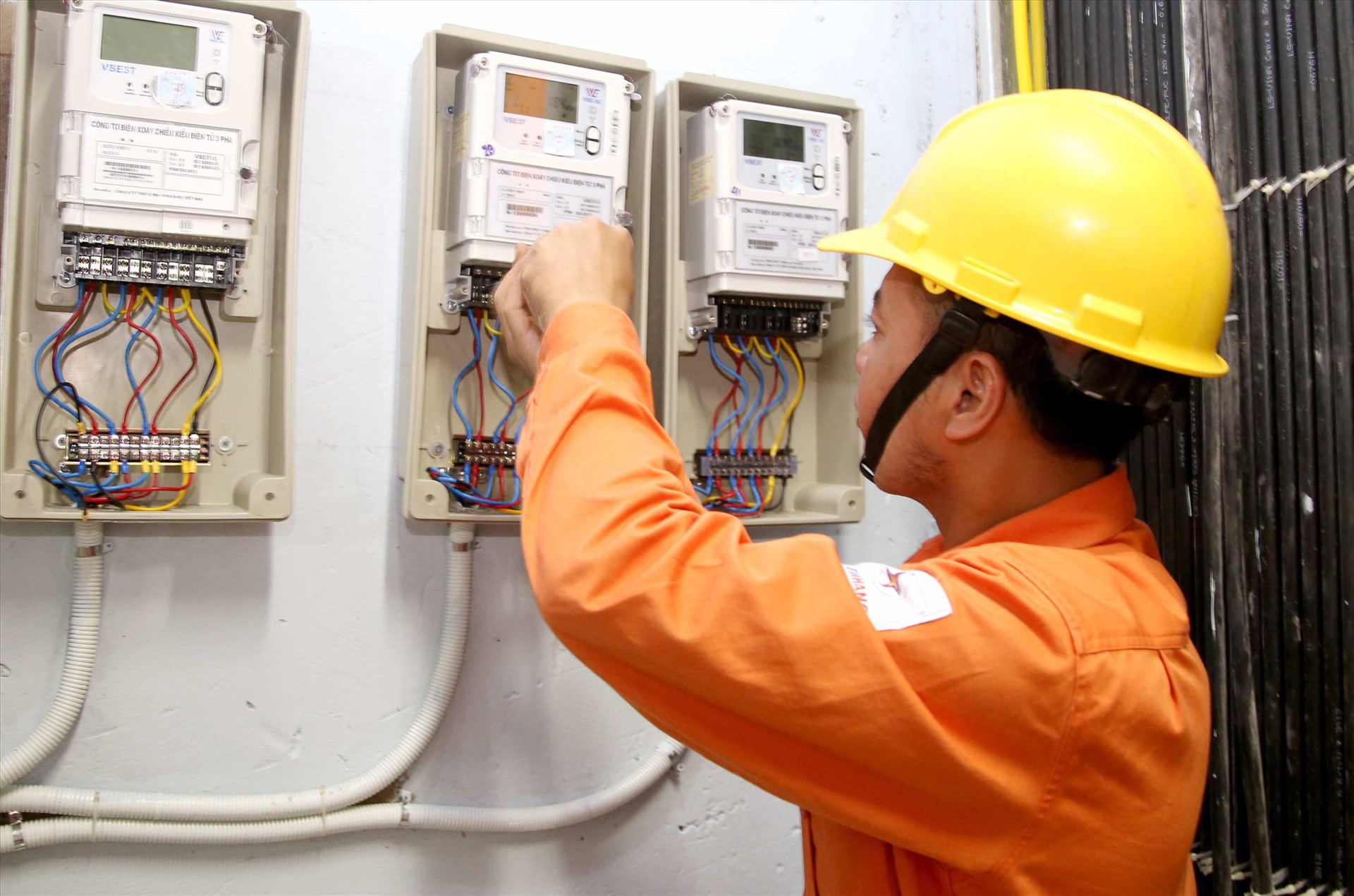 EVN kiến nghị miễn giảm giá điện cho một số đối tượng, hỗ trợ vượt qua khó khăn, ứng phó với dịch COVID-19. Ảnh: ST