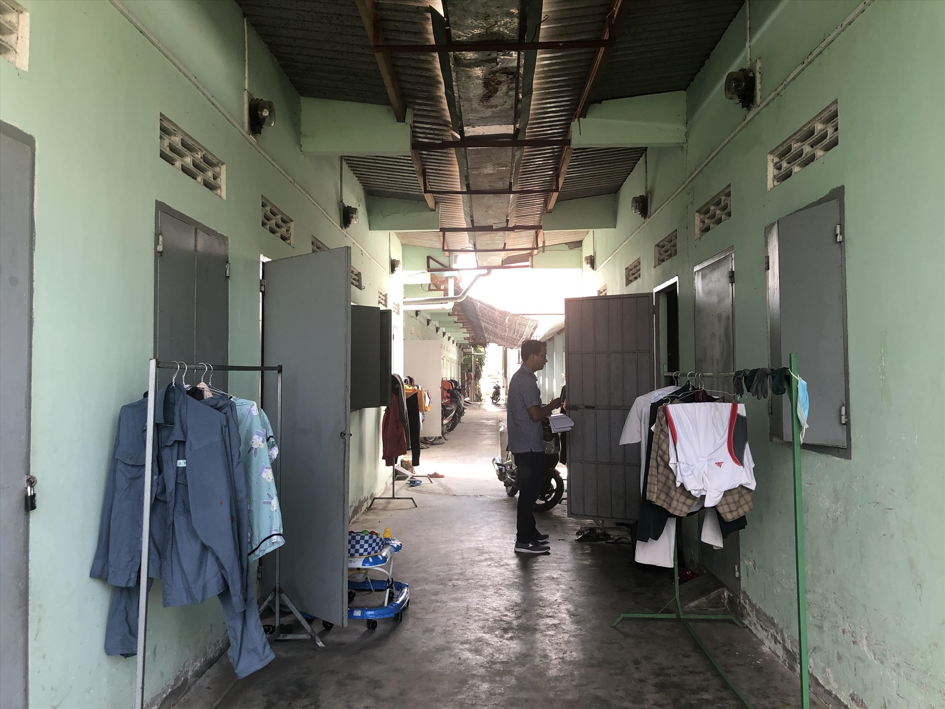 Nhiều dãy trọ công nhân tại Khánh Hòa lao động đang bị ngưng việc ở nhà cầm cự hi vọng chờ qua dịch có việc đi làm. Ảnh: P.Linh