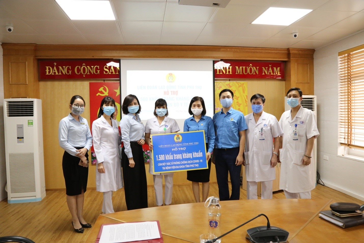 Đồng chí Hoàng Minh Thắm – Chủ tịch Công đoàn ngành Y tế tỉnh thừa ủy quyền của Ban Thường vụ Liên đoàn Lao động tỉnh Phú Thọ trao khẩu trang y tế cho bệnh viện Đa khoa tỉnh.