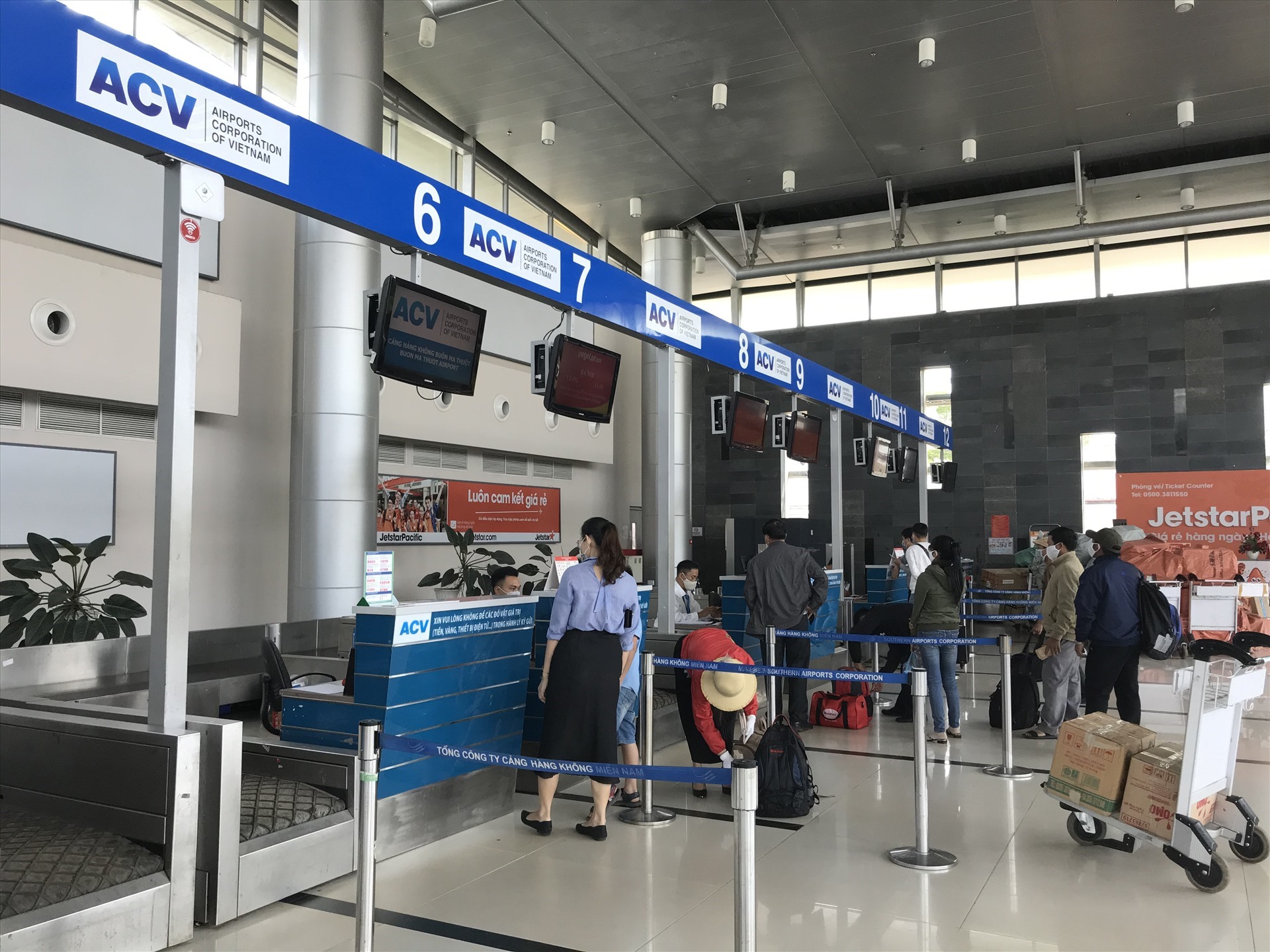 Dịch COVID-19 đã làm sụt giảm đáng kể số lượng hành khách, cả đến và đi từ TP. Buôn Ma Thuột. Ảnh: B.T