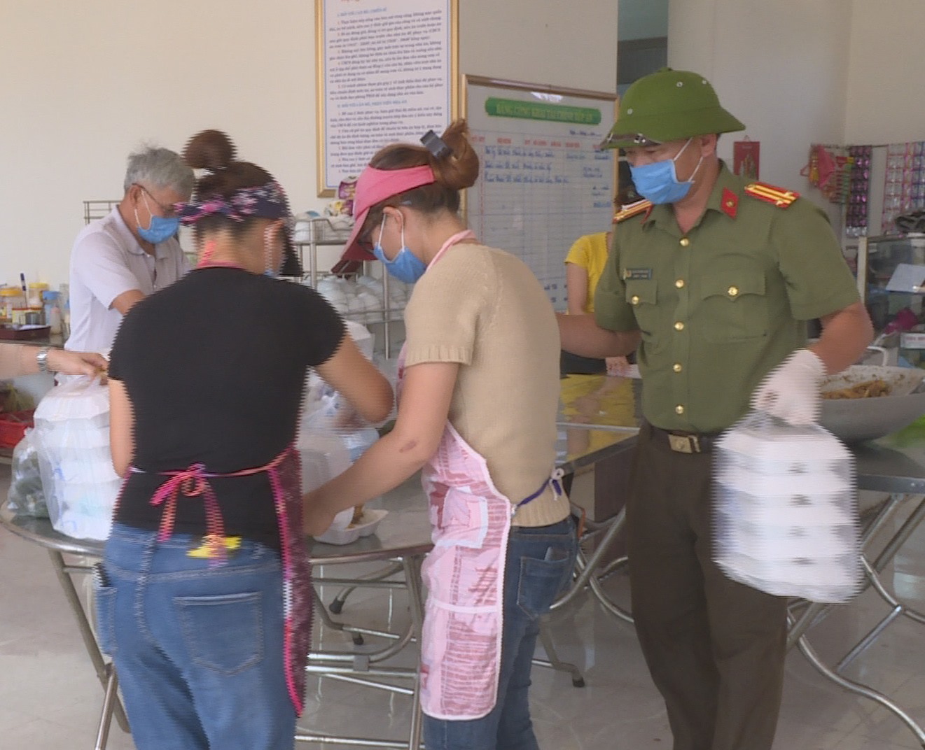 Các suất ăn do Công an Đắk Lắk chuẩn bị luôn luôn đủ dinh dưỡng nhằm giúp người cách ly an tâm lưu trú. Ảnh: LX