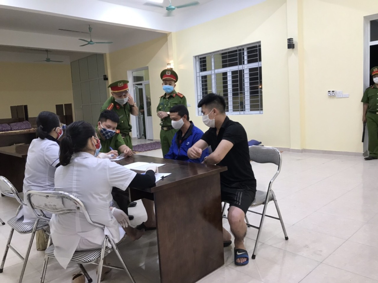 Những trường hợp bị xử lý sẽ được kiểm tra thân nhiệt, lập khai báo y tế trước khi bắt buộc cách ly qua đêm . Ảnh: H.L