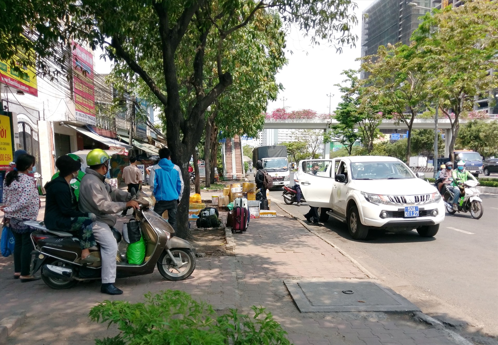 Khi lực lượng Trật tự đô thị quận Bình Thạnh có mặt, xe Thành Bưởi xuống khách và bỏ đi. Ảnh: Minh Quân