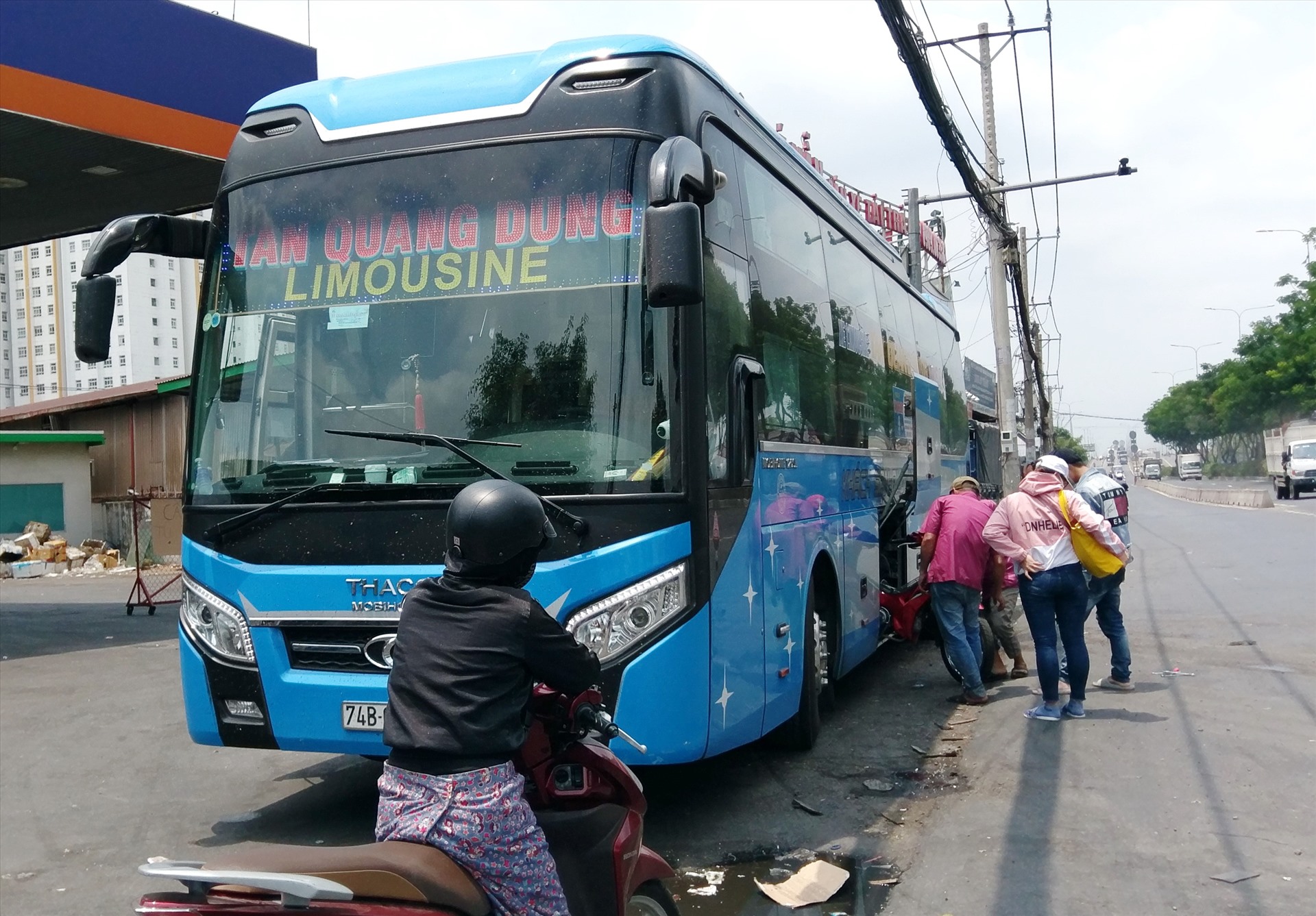 Nhiều xe hợp đồng nhưng thực chất là xe “dù” dừng đón khách trên quốc lộ 1A qua địa bàn quận Thủ Đức. Ảnh: Minh Quân