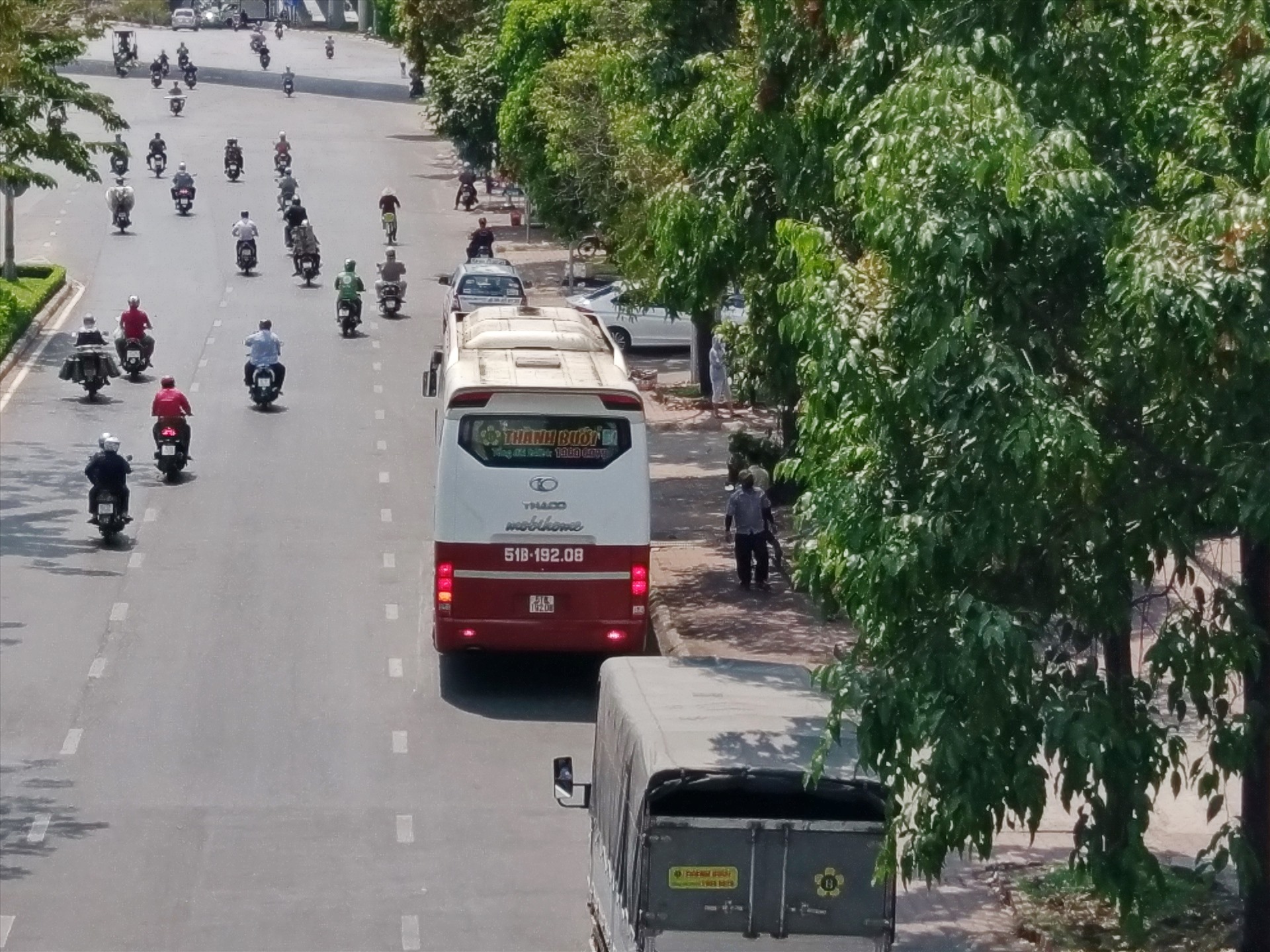 Bất chấp ký cam kết, nhà xe Thành Bưởi vẫn tổ chức đón khách từ TPHCM đi Đà Lạt. Ảnh: Minh Quân