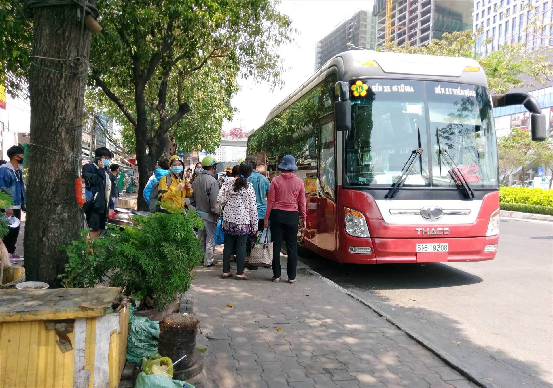 Hàng chục hành khách xếp hàng chờ lê xe Thành Bưởi trên đường Điện Biên Phủ. Ảnh: Minh Quân