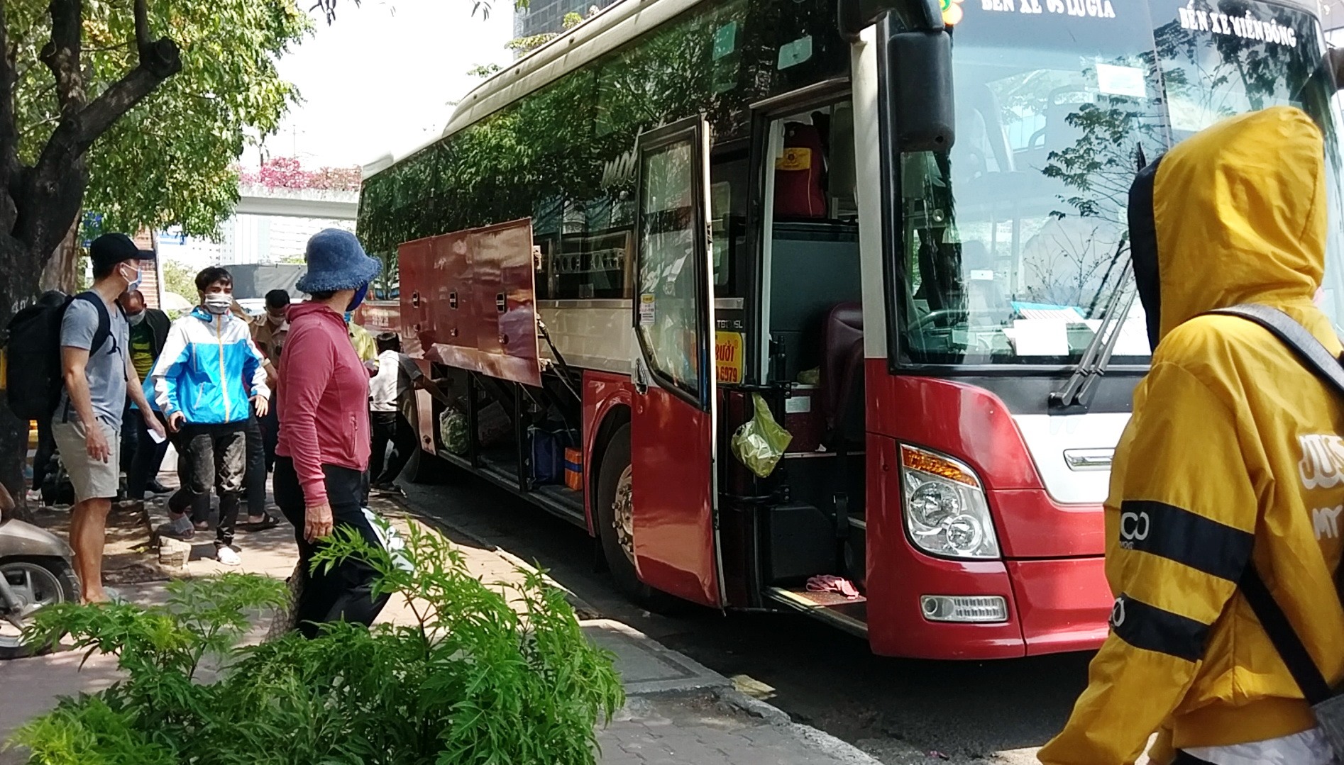 Khi cơ quan chức năng vừa rút, xe Thành Bưởi quay lại đón khách. Ảnh: Minh Quân
