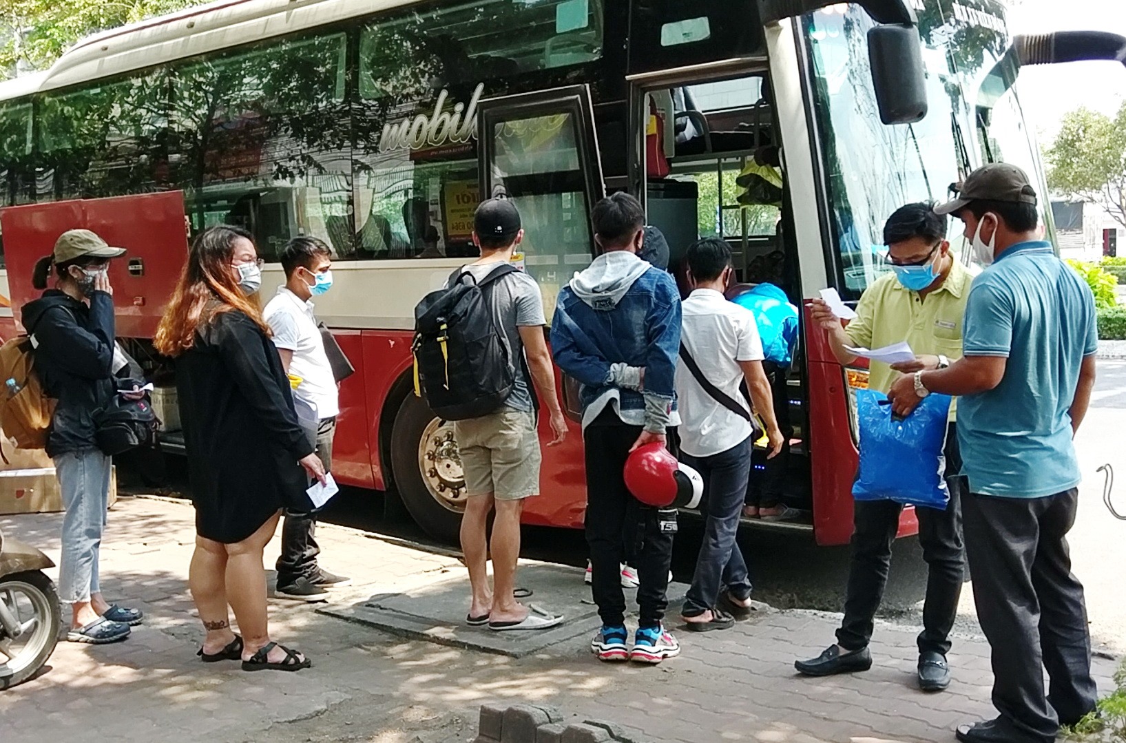 Hàng chục hành khách lên xe Thành Bưởi. Ảnh: Minh Quân