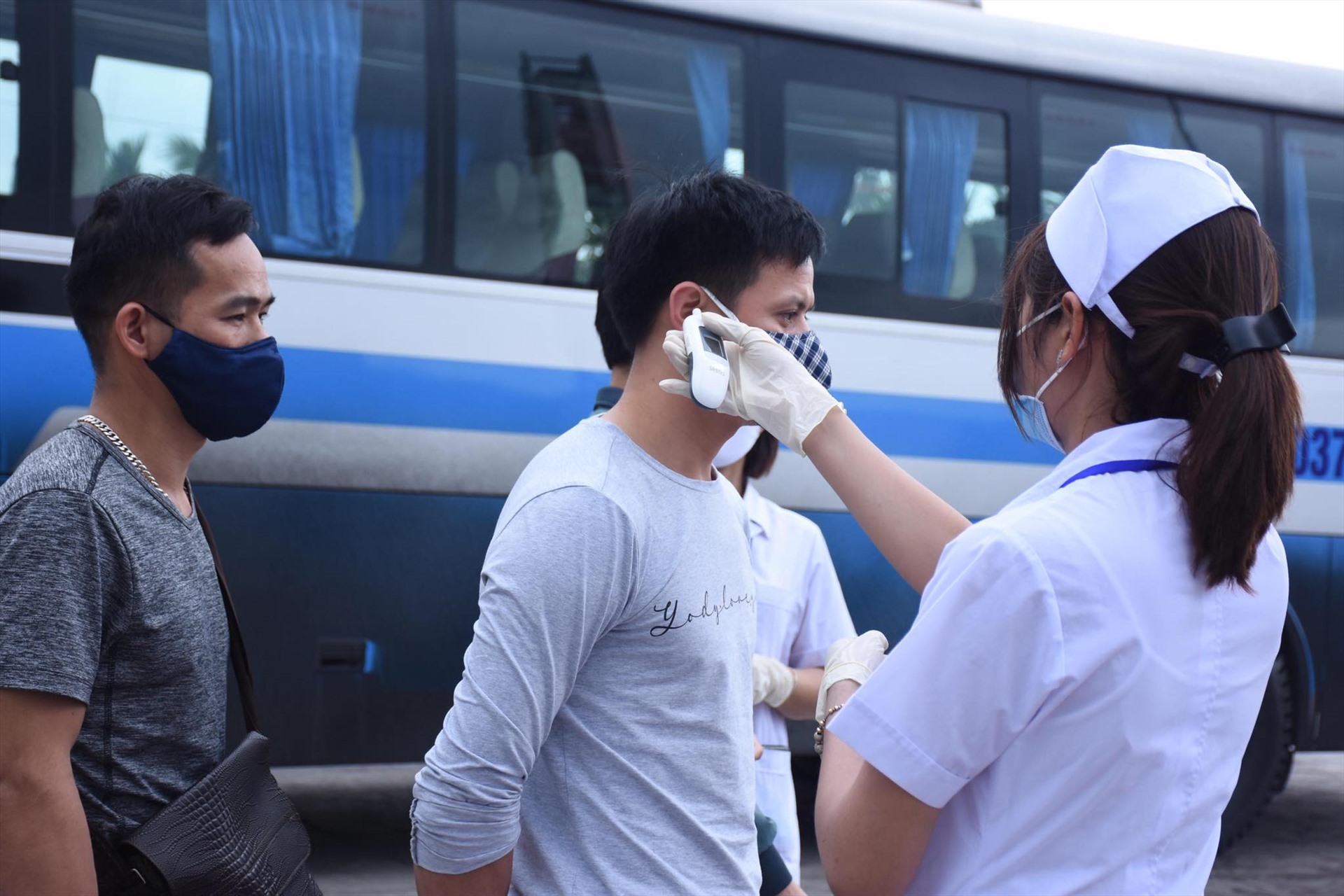 Thành phố lập chốt kiểm soát dịch COVID-19 ở cả 4 cấp: thành phố, huyện, xã, thôn. Ảnh Mai Dung