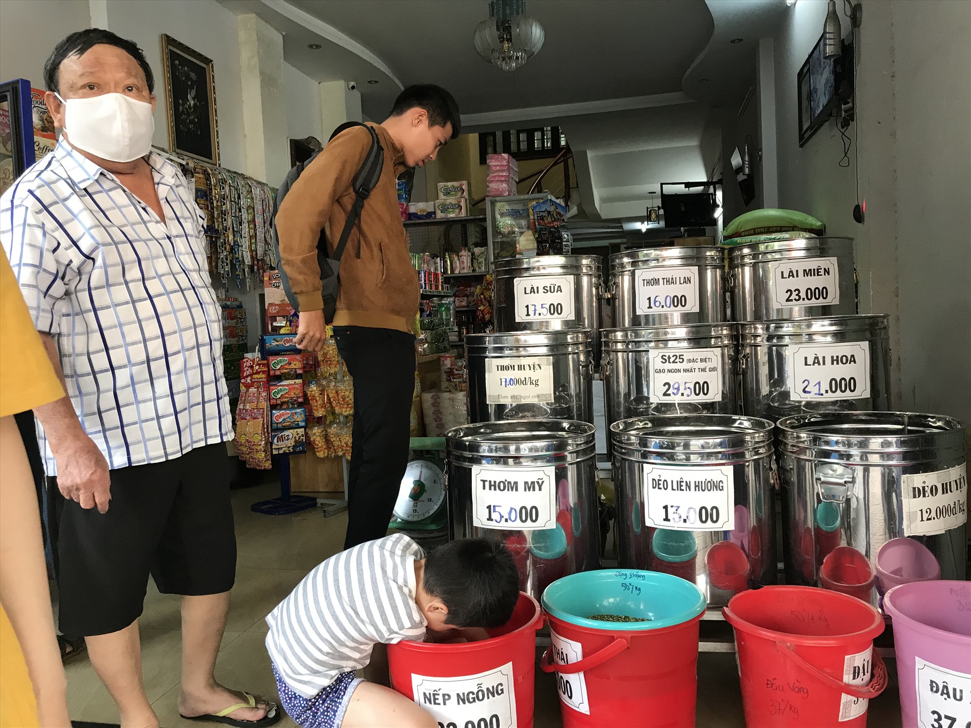 Các cửa hàng vừa và nhỏ ở TP.Buôn Ma Thuột không tăng giá bán các mặt hàng thiết yếu bất hợp lý trong mùa dịch. Ảnh: B.T