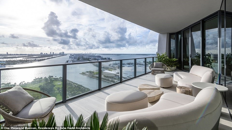 Ban công với ghế tựa nhìn ra vịnh Biscayne. Ảnh: Daily Mail.