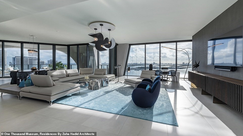 Căn hộ được trang trí theo phong cách hiện đại với tông chủ đạo là màu trắng. Ảnh: Daily Mail.