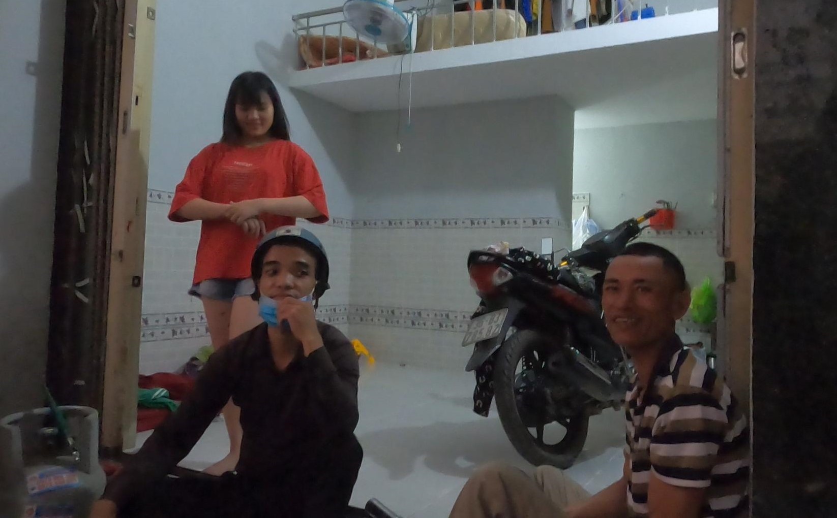Vừa đi làm về nhận đường tin vui khiến ai cũng “mừng lắm“. Ảnh: Đình Trọng