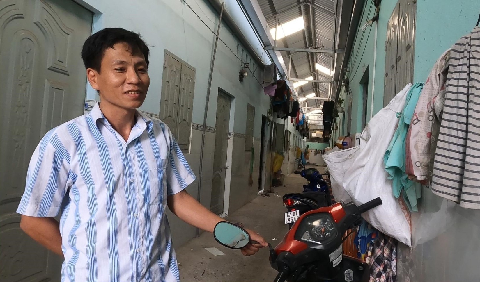 Anh Long đại diện gia đình chủ trọ trên đường An Phú 25 đi thông báo giảm tiền trọ. Ảnh: Đình Trọng