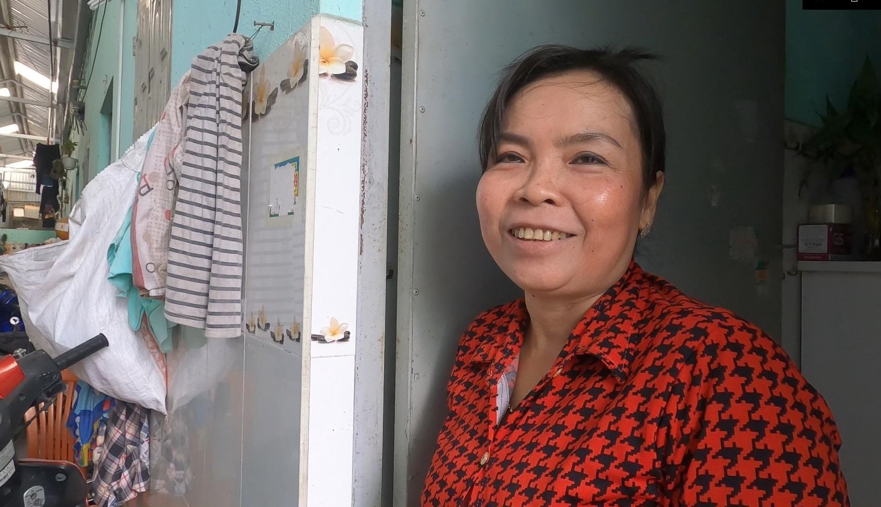 Chị Nguyễn Thị Liên - Công nhân Công ty may KCN VSIP cười tươi khi được củ nhà thông báo giảm 600.00 tiền phòng. Ảnh: Đình Trọng