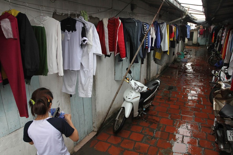 Do diá»
n biến dá»ch COVID-19 phức tạp, sau giá» là m viá»c, nhiá»u công nhân khu công nghiá»p chá» quanh quẩn trong dãy trá». Ảnh minh hoạ: Hải Nguyá»
n