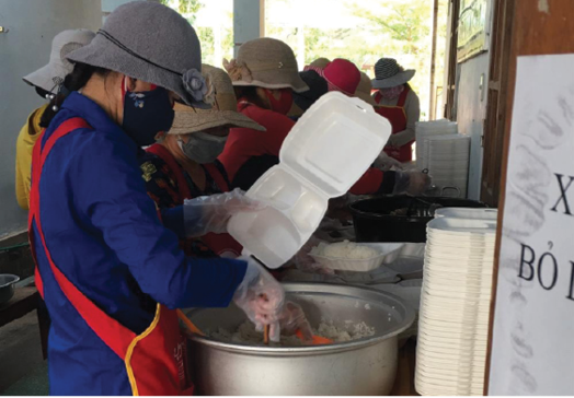Giáo viên mầm non hỗ trợ nấu ăn cho khu cách ly tập trung. Ảnh: Hưng Thơ