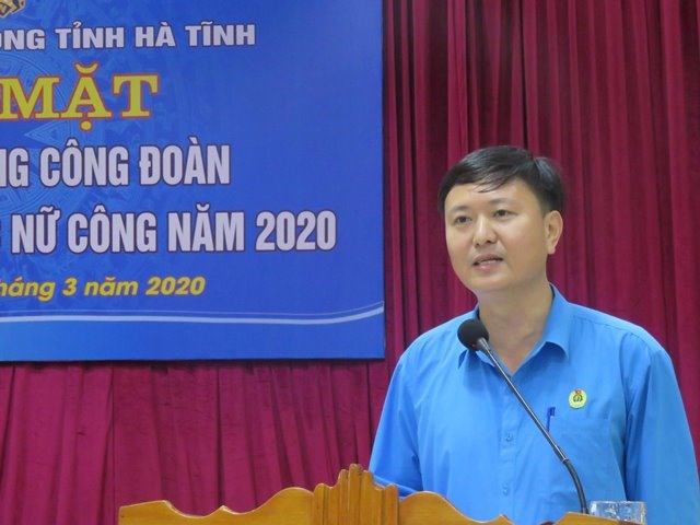 Ông Phan Mạnh Hùng - Trưởng Ban Tuyên giáo - Nữ công thông tin nhanh về tình hình dịch COVID - 19 đồng thời nhắc nhở nghiêm túc chấp hành công tác phòng dịch