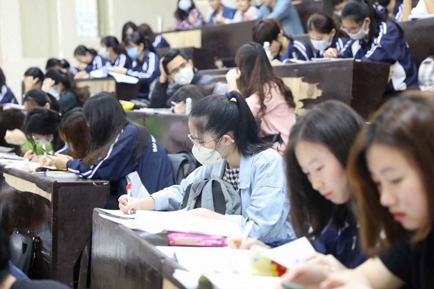 Sinh viên Đại học Quốc gia Hà Nội trở lại học tập sau 1 tháng nghỉ học để phòng dịch.
