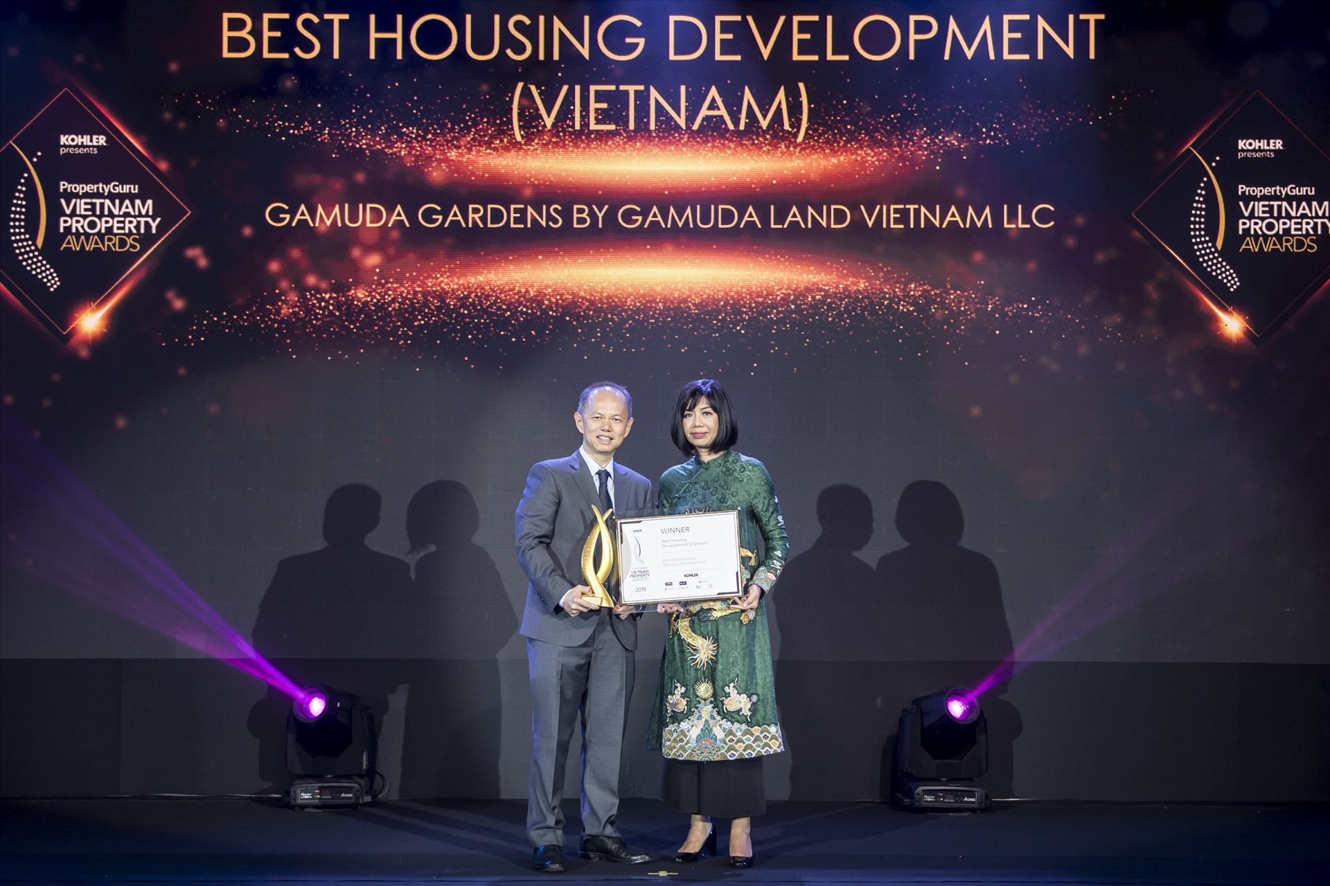 Ông Dennis Ng Teck Yow – Phó TGD đại diện Gamuda Land VN nhận giải