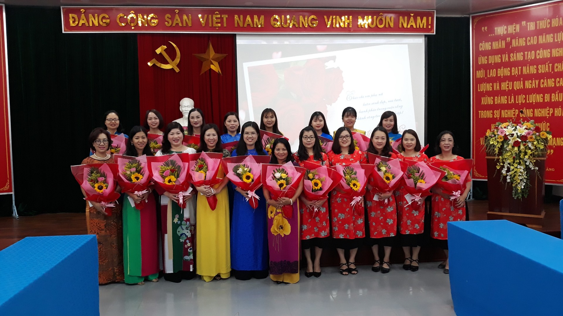 Trong tất cả các loại trang phục thì áo dài tôn vinh được hết nét đẹp của người phụ nữ Việt.