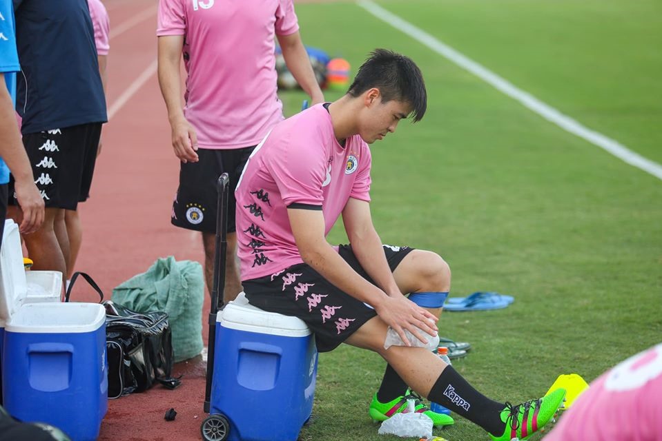 Duy Mạnh nghỉ thi đấu ít nhất 6 tháng để điều trị chấn thương. Ảnh: HNFC