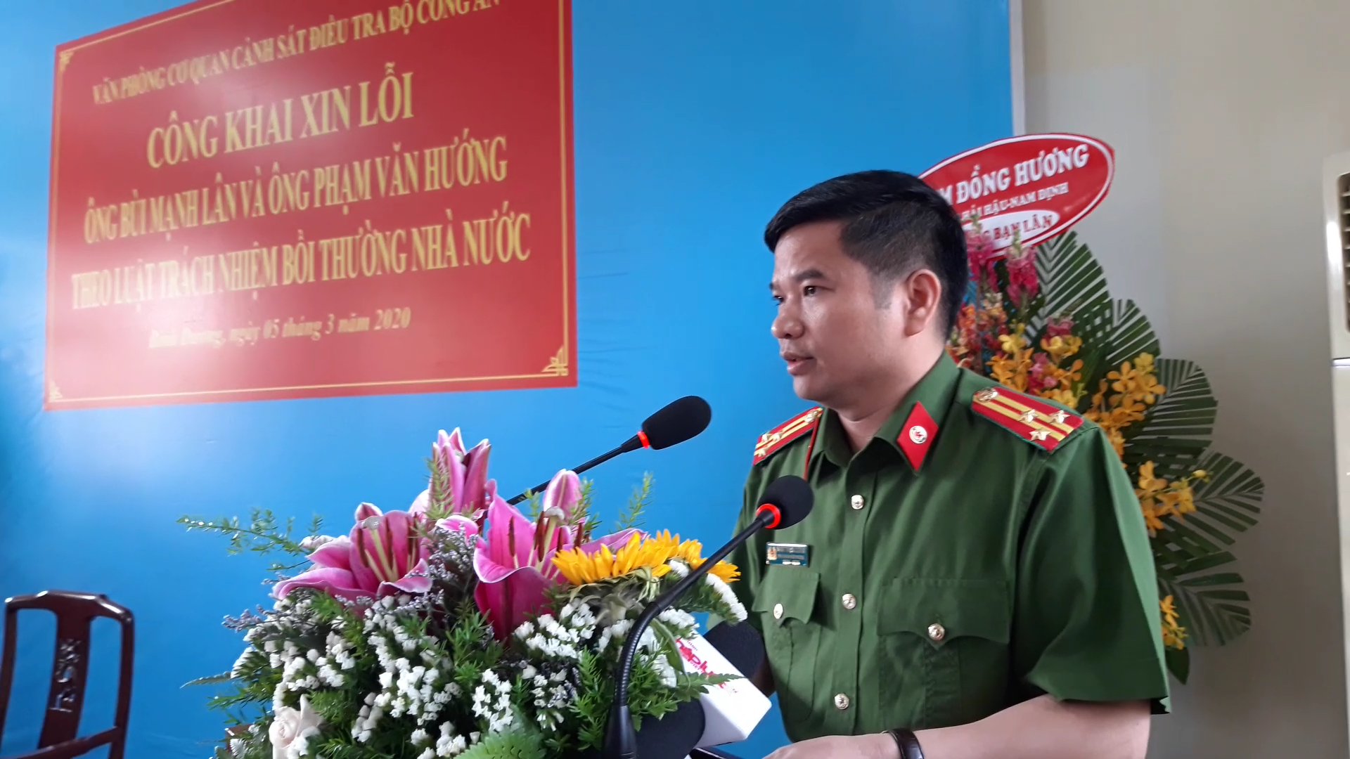 Đại diện Bộ Công An công khai xin lỗi ông Lân và ông Hướng. Ảnh: Đình Trọng