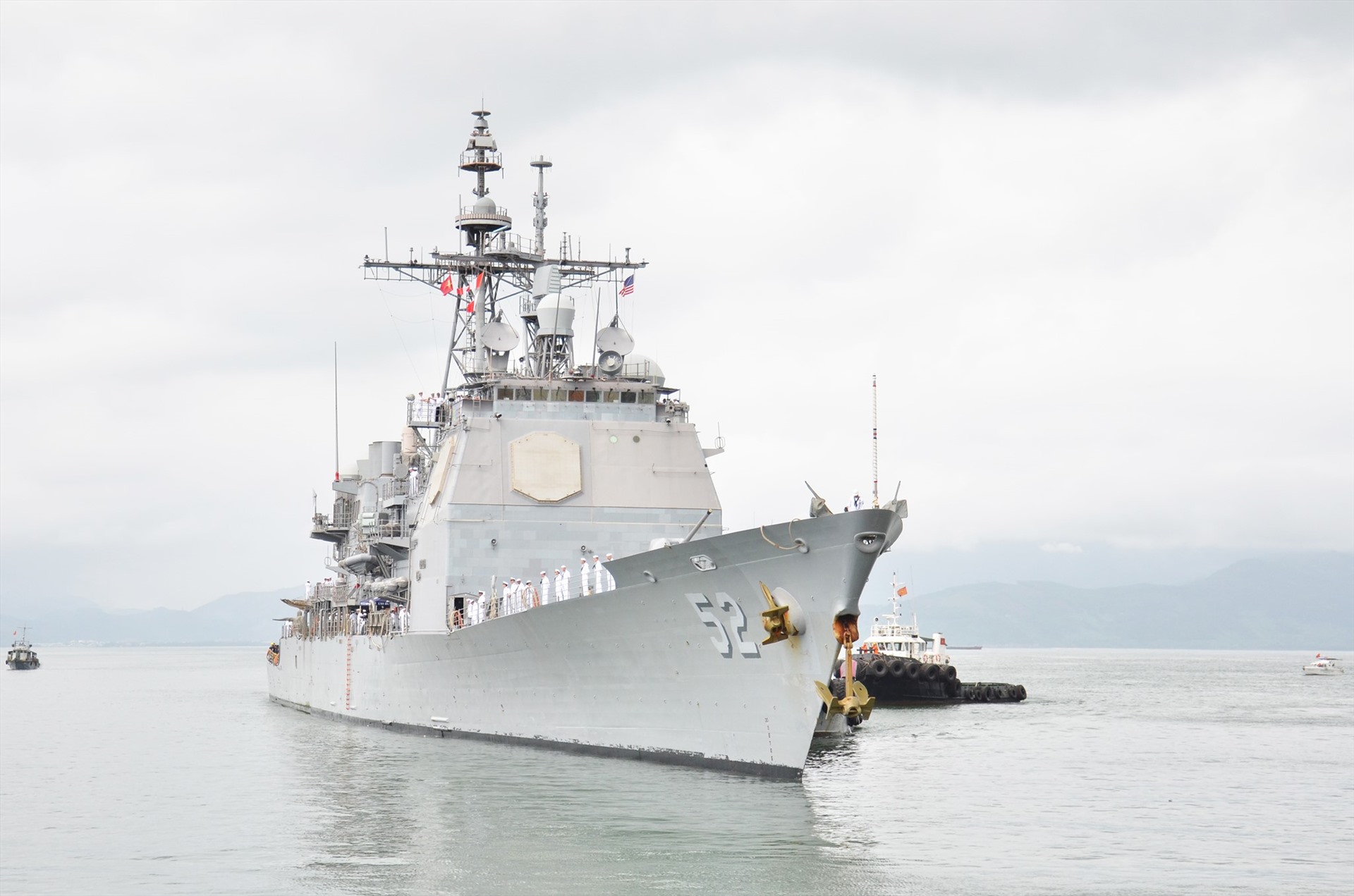 Tàu sân bay USS Bunker Hill cập cảng Đà Nẵng ngày 5.3. Ảnh: ĐSQ Mỹ