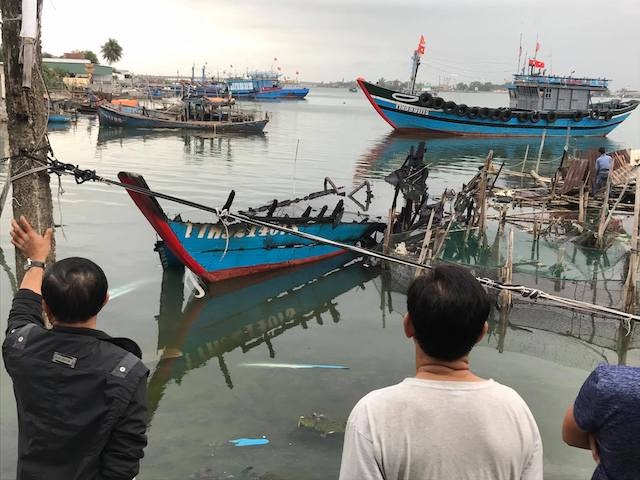 Chiếc tàu cá gần như bị thiêu rụi hoàn toàn.