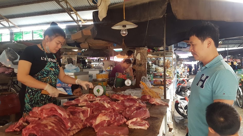 Giá thịt lợn tăng cao khiến sức mua giảm. Ảnh: Kh.V