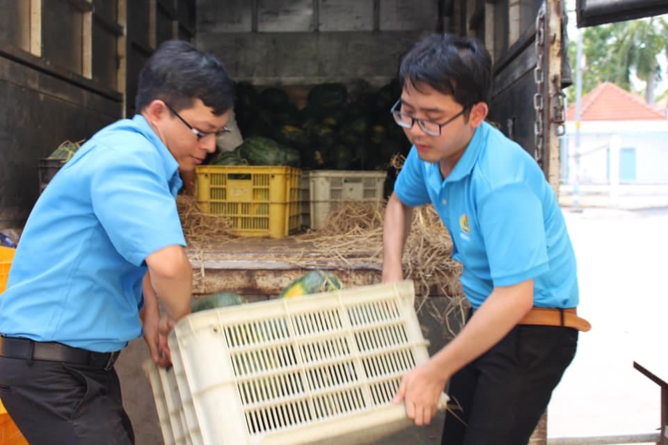 Chung tay giúp người dân tiêu thụ dưa hấu. Ảnh T.M