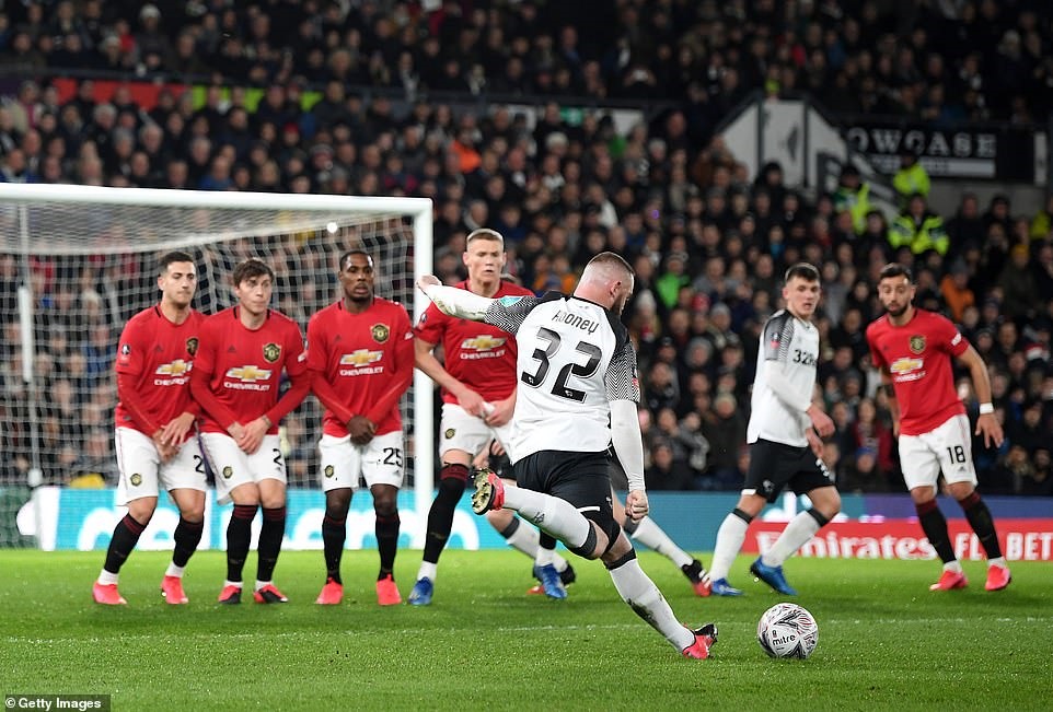 Rooney thi đấu đầy nỗ lực. Ảnh: Getty