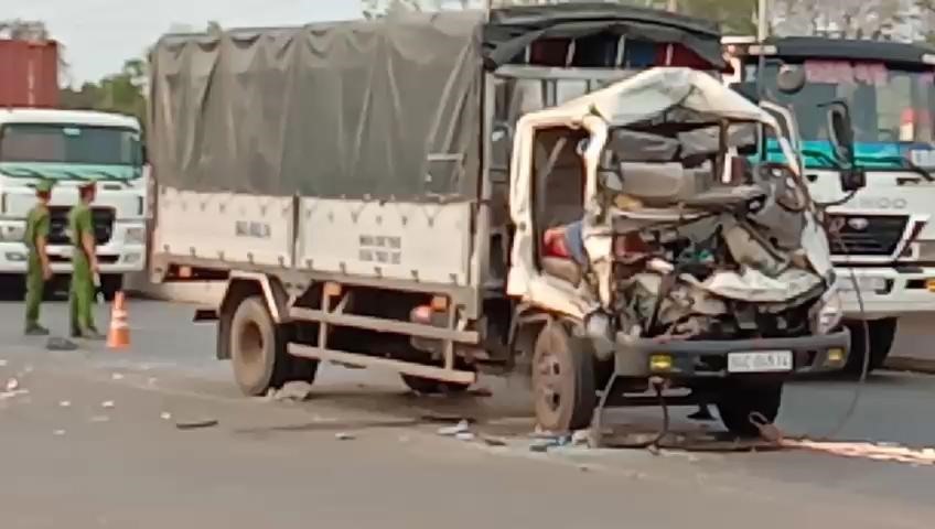 Có 2 người tử vong và 1 người bị thương trên xe tải. Ảnh: AX
