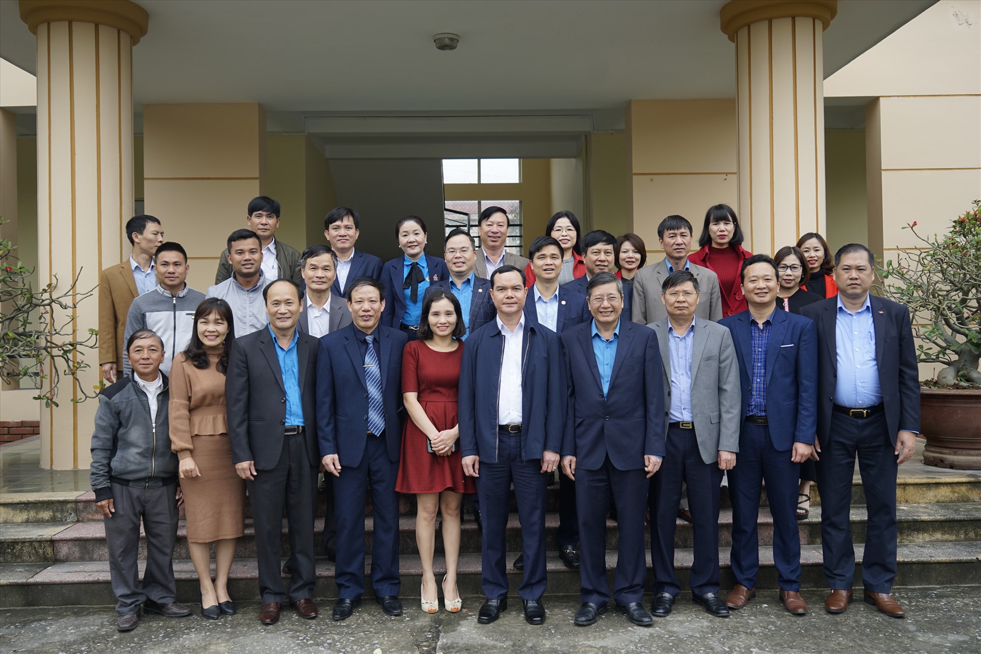 Lãnh đạo Tổng LĐLĐ Việt Nam chụp ảnh lưu niệm với cán bộ công đoàn, giáo viên trường Cao đẳng nghề KTKT số 1 Nghệ An. Ảnh: QĐ