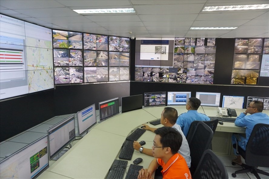Trung tâm điều hành giám sát hệ thống camera tại TPHCM ghi nhận những hành vi vi phạm giao thông trên đường phố. Ảnh: Minh Quân