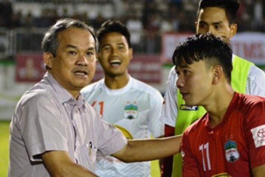 Bầu Đức thường từng thừa nhận cầu thủ HAGL sẽ khổ vì những câu nói của ông nhưng ông vẫn thích nói. Ảnh: Nguyễn Đăng.