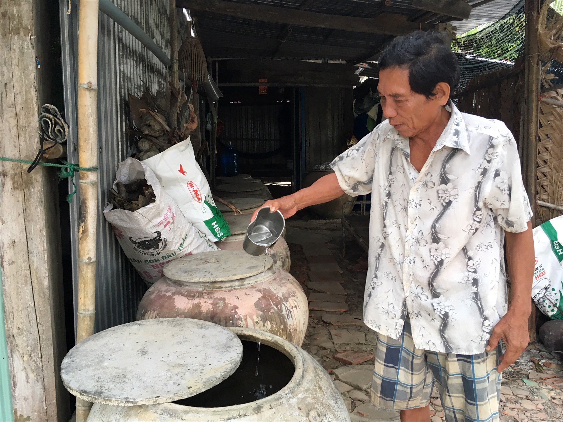 Người dân ở Bến Tre dùng lu trữ nước mua sử dụng trong mùa khô hạn.