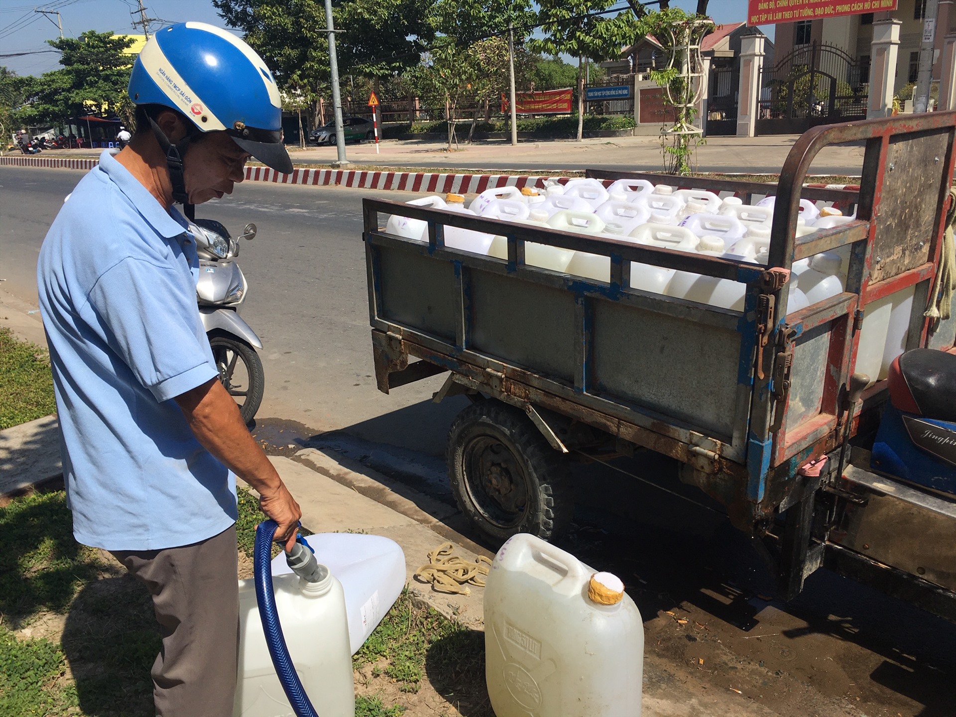 Nước bị nhiễm mặn, người dân phải mua nước ngọt sử dụng với giá cao.