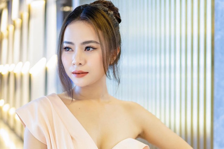 Ngọc Xuyên khoe vai trần quyến rũ Ngọc Xuyên khoe vai trần quyến rũ