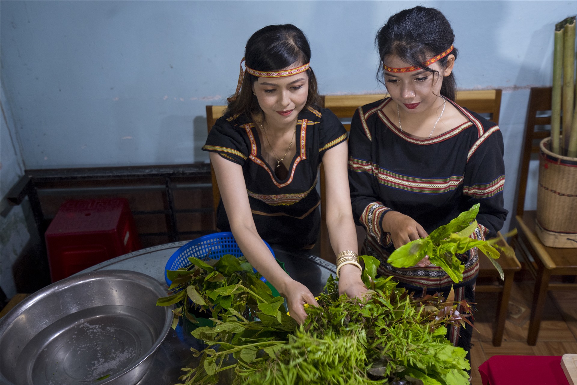 Mâm lá gồm lá cải gói ngoài, lá mơ, lá sống có vị chua, đinh lăng, lá rừng, hầm xuân, lá ổi, thuyền đất, lá chăm có vị chát, vú bò, cây dược canh, dâu đất, lá sung, lá bứa có vị chua, hồng ngọc...