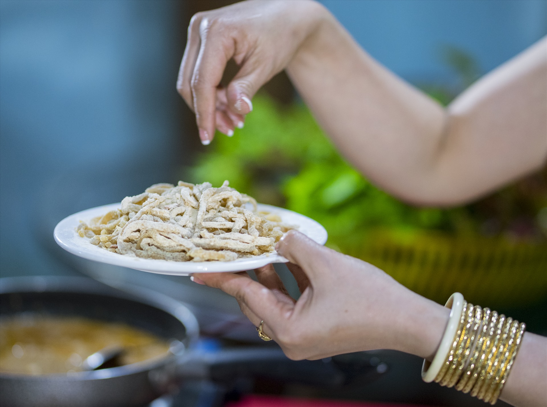 Bì heo luộc thái nhỏ trộn với thính gạo rang thật thơm.