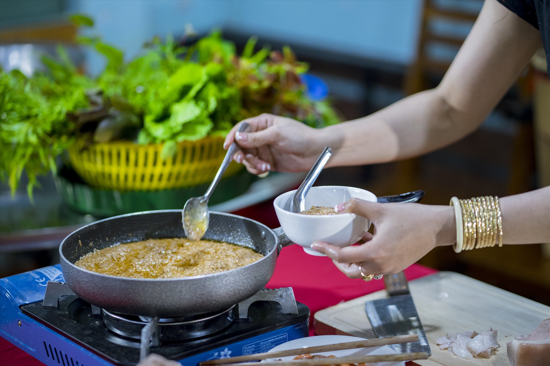 Nước sốt bao gồm gạo nếp lên men khi có mùi thơm thì ủ với thịt ba chỉ, tôm khô, rồi xay nhuyễn. Phi hành thật thơm cho vào đun cùng với sa tế, mẻ, dầu ăn và gia vị đun kỹ cho thật ngấu.
