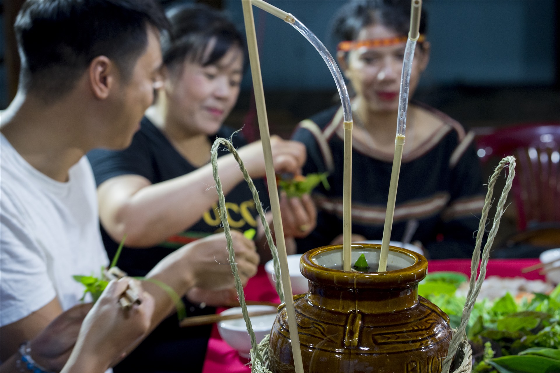 Đừng quên cầm ống hút một chút rượu cần vừa ngọt vừa cay để rồi làm một bông hoa mới với hương vị mới.