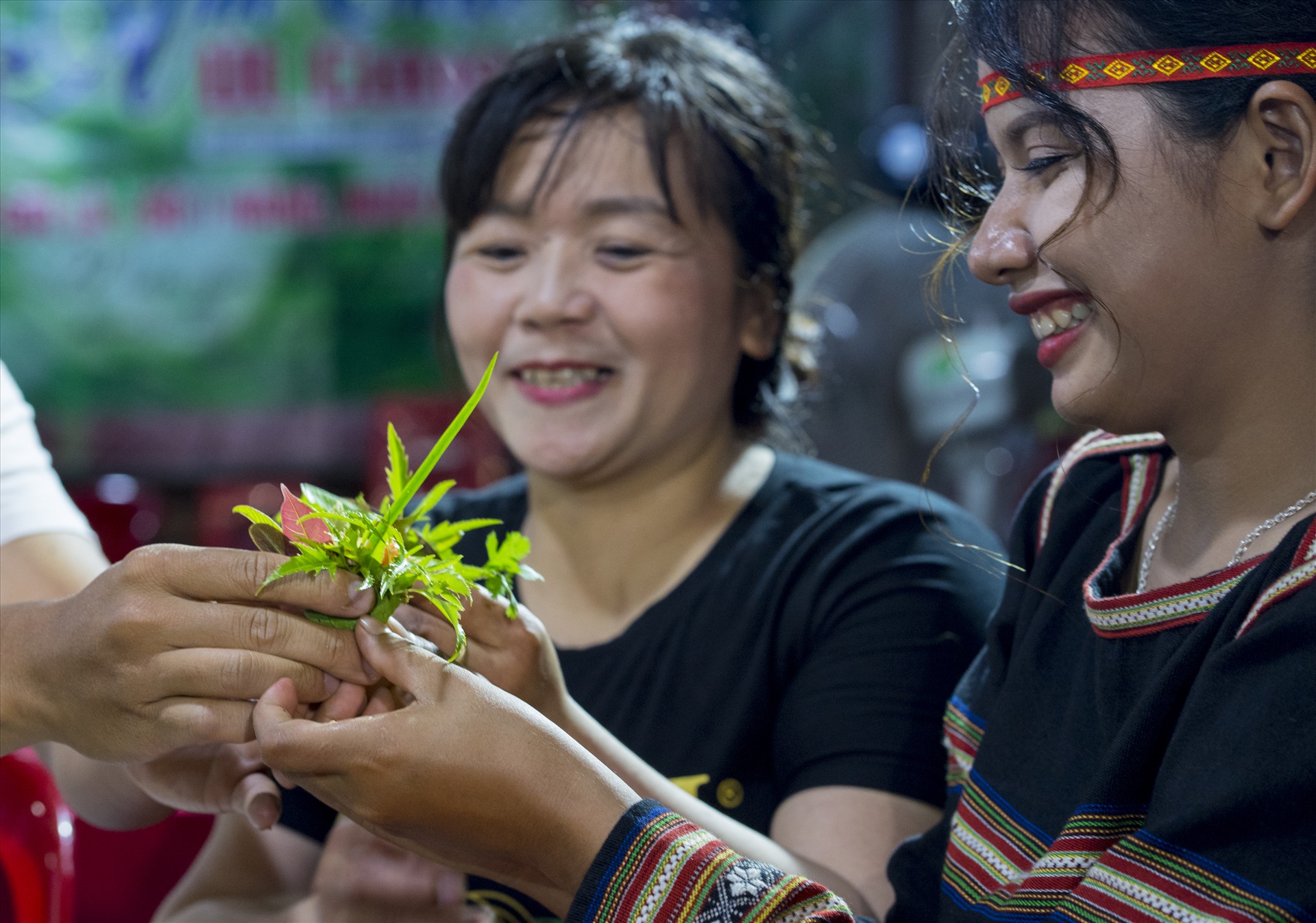Từ từ nhai, bạn sẽ thấy hương vị kỳ diệu lan tỏa trong khoang miệng và sực lên mũi. Đừng quên cầm ống, hút một chút rượu cần vừa ngọt vừa cay để rồi làm một bông hoa mới với hương vị mới.
